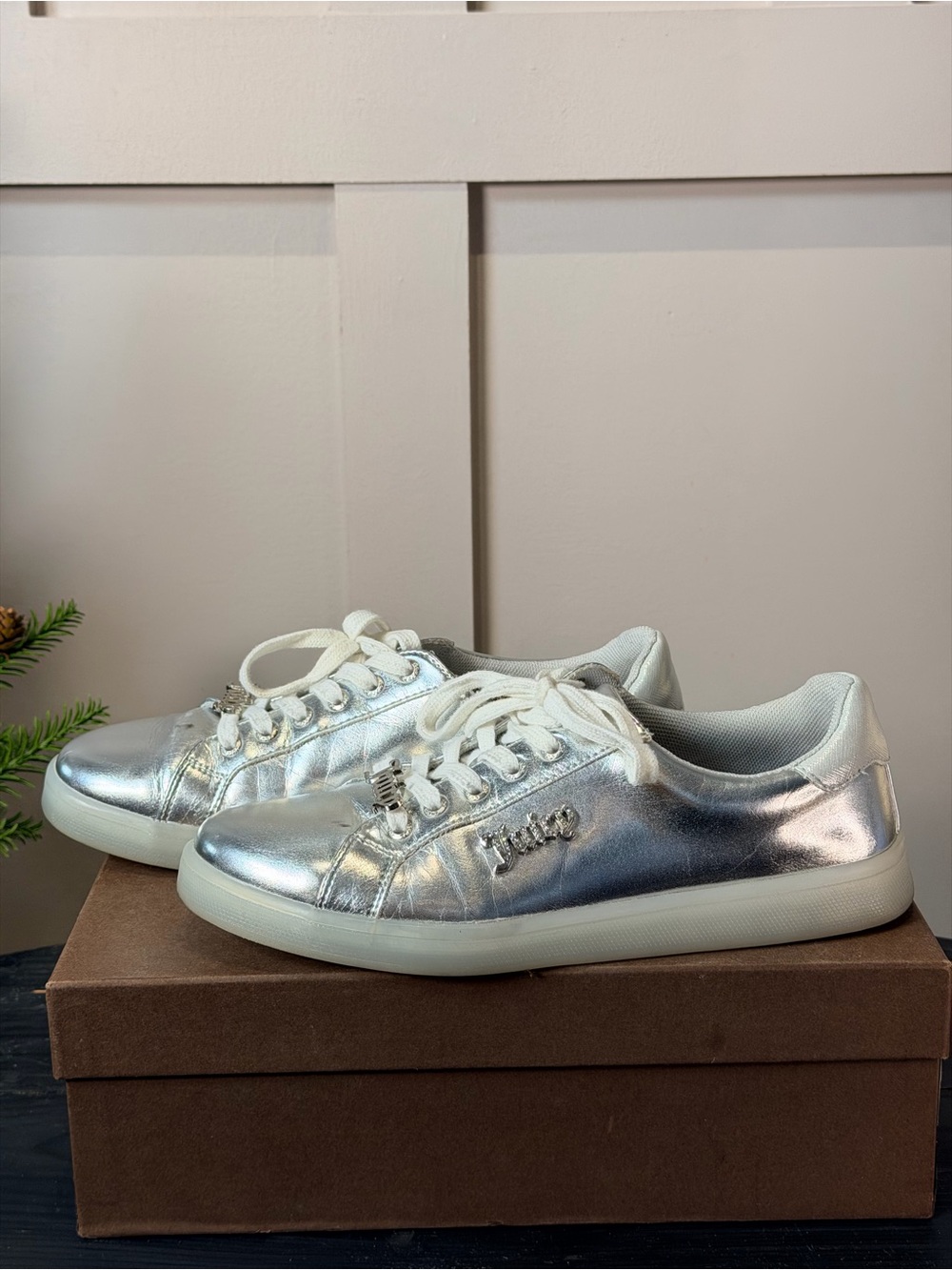 Juicy Couture Connect Silver Lace up Women’s Fashion Sneakers Shoes Size 8 M